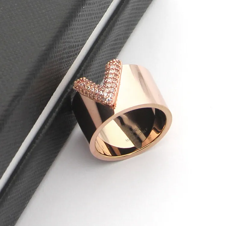 Moda luksusowy tytan w kształcie litery V z diamentowym pierścieniem 18K Rose Gold Biżuteria Korea podwójna kolor mężczyzn i kobiety ślubne pierścionek żydwelry2688736