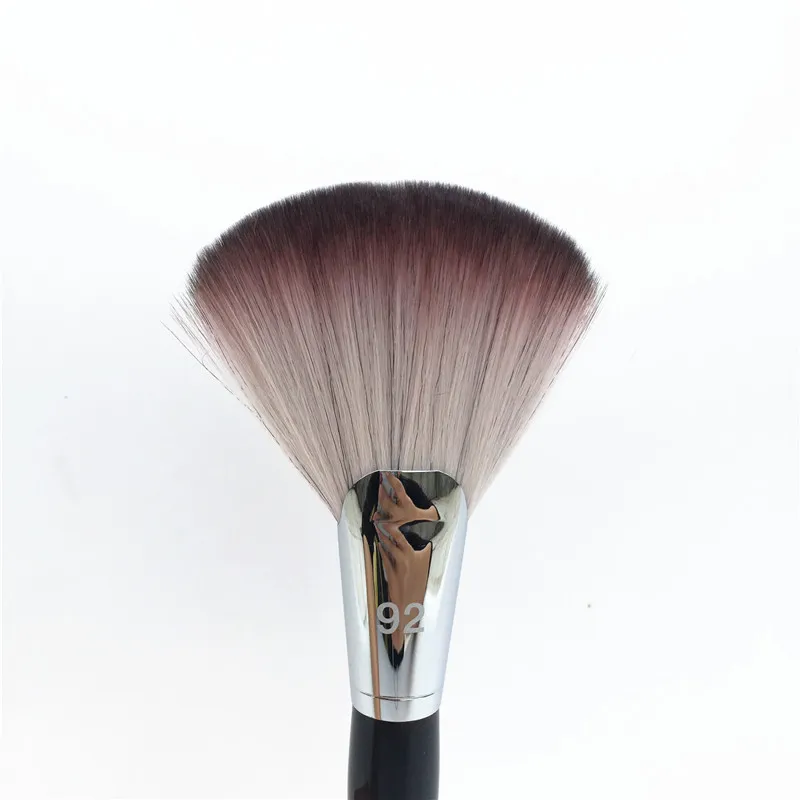 PRO Featherweight Fan Brush #92 - Cheveux doux pour une finition poudreuse ou scintillante - Mélangeur de pinceaux de maquillage beauté