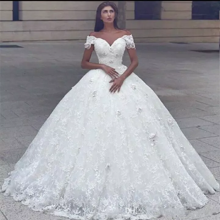 2018 Árabe Querida vestido de Baile Vestidos de Casamento Fora Do Ombro Flores 3D Frisada Pérola Rendas Princesa Até O Chão Inchado Plus Size vestido de Noiva