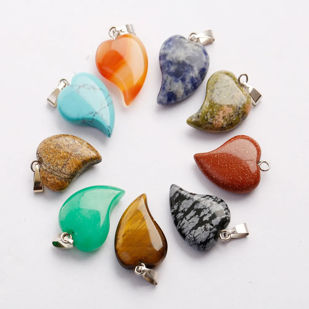 Hot Lovely Crooked Love Heart Shaped Stone Pendants Mixed Crystal Quartz Healing Charms Pendant för smycken Göra halsband Örhängen Gratis