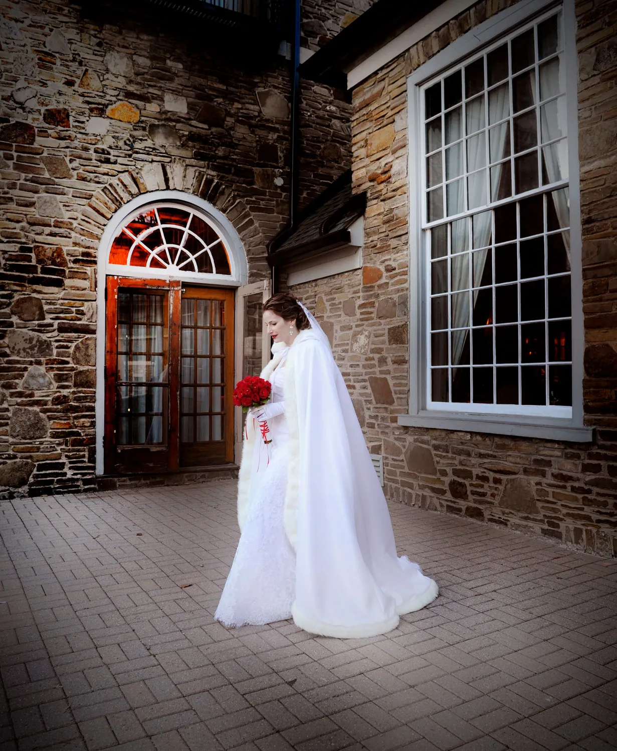 Classic Winter Bridal Cape 2019 52/67-cal Biały / Biały Satyna Z Faux Futro Wykończenia Ślubne Cloak Handmade