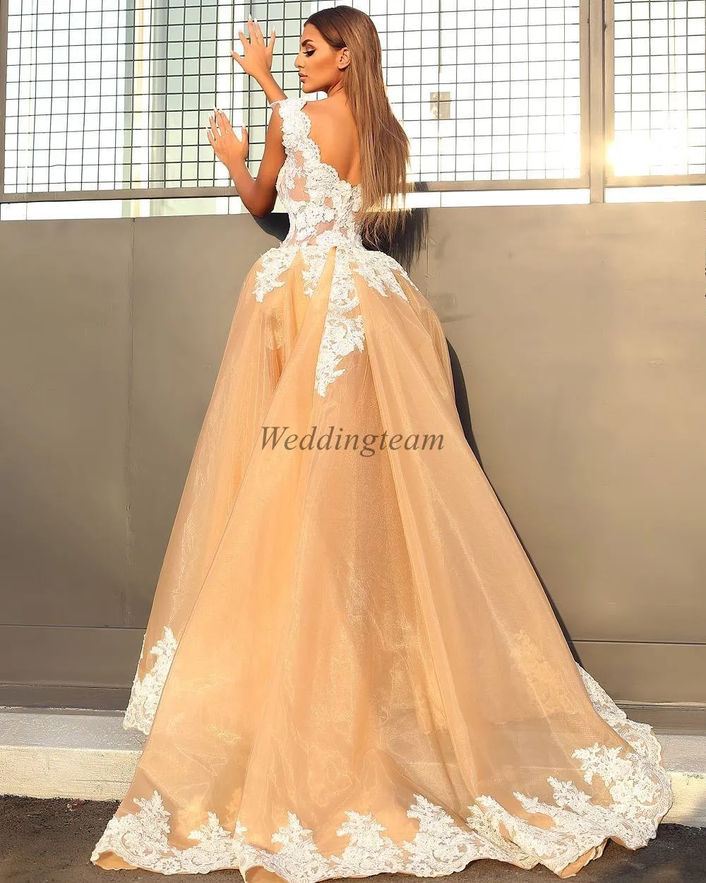 Heißer Verkauf Spitze rückenfreie Ballkleider mit abnehmbarer Schleppe V-Ausschnitt Applizierte Abendkleider Vestidos De Fiesta A-Linie Organza formelles Kleid