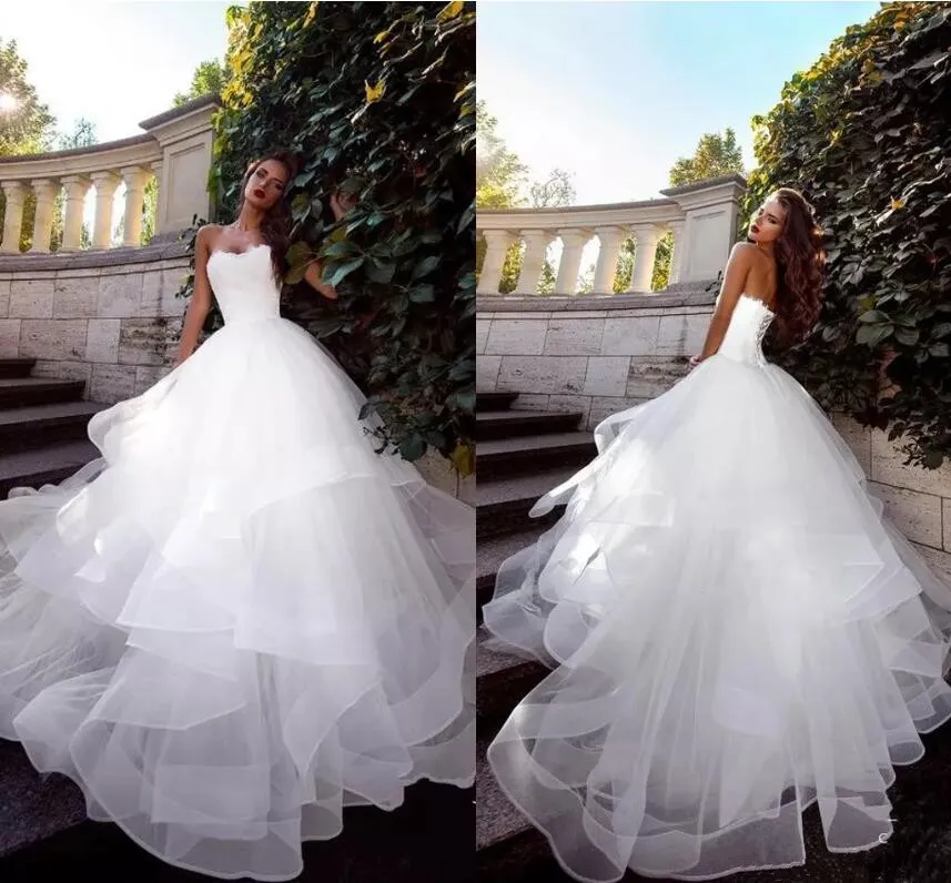 Senaste stroppl￶sa bollkl￤nningar Br￶llopskl￤nningar Ruched Tulle Sweep Train Corset Lace-up Back Simple Bridal Clows Custom Made Vestidos de Novia