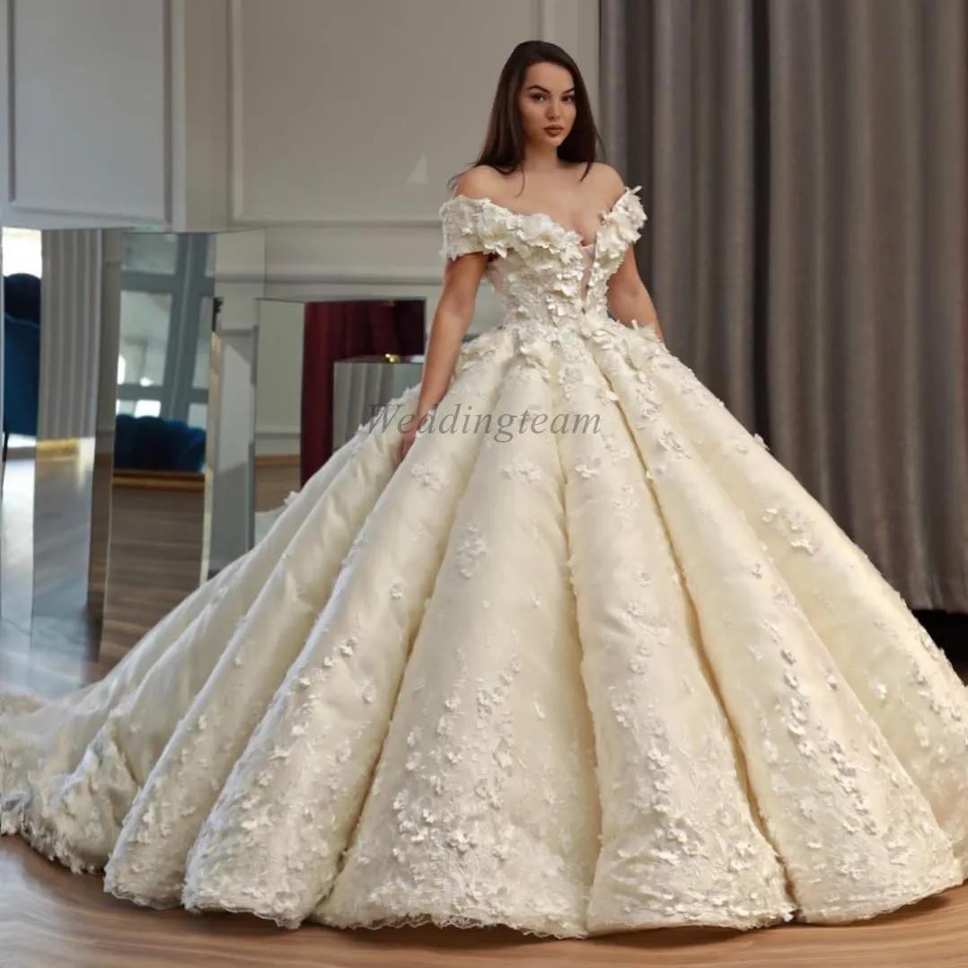 Magnifique 3D Appliqued Dentelle Robe De Bal Robes De Mariée De L'épaule Plongeant Cou Robes De Mariée Perlée Plus La Taille Satin Robe De Novia