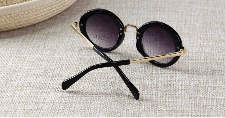 2018 occhiali da sole bambini d'epoca rotonde Occhiali da sole delle ragazze dei ragazzi del progettista adumbral moda della spiaggia di estate dei bambini Sunblock Accessori Z11