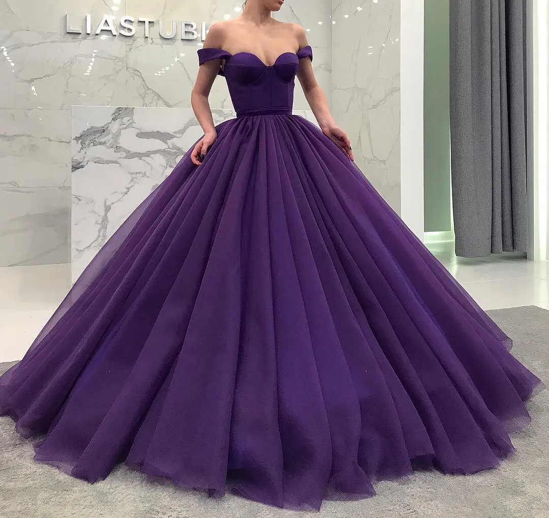 Fascinerande Fluffy Long Quinceanera Klänningar Sexig Off Shoulder Sweetheart Ball Gown Tulle Prom Dress Dubai Celebrity Party Dress Evening Gown