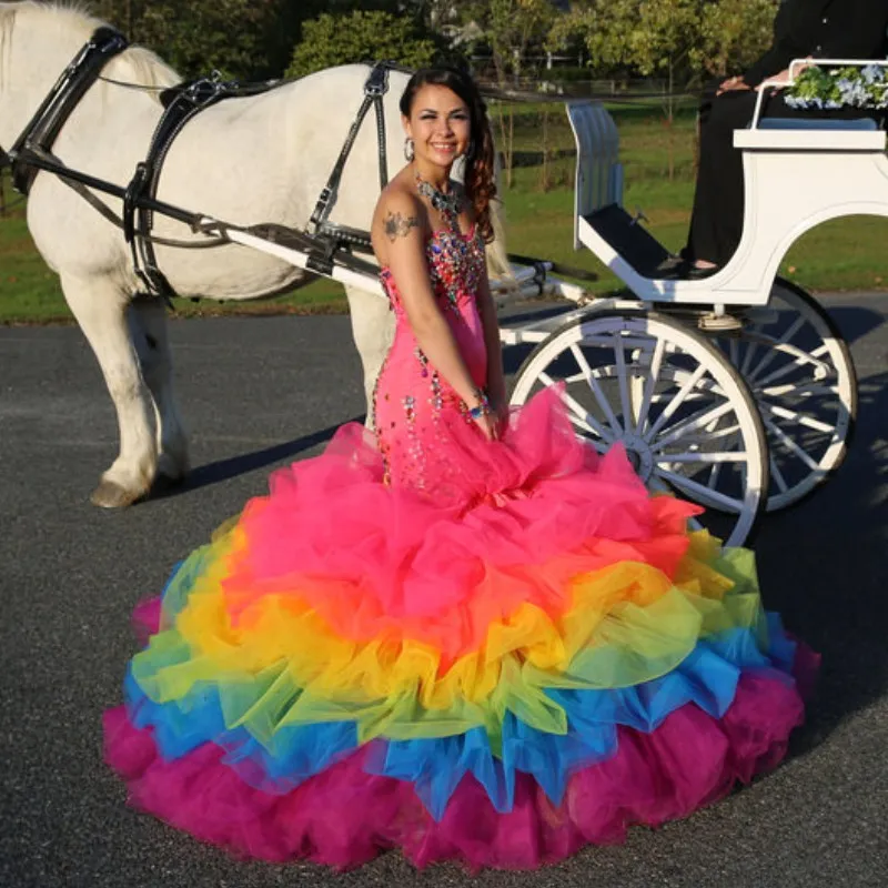 Arc-en-ciel coloré sirène robe de bal cristal perlé chérie sans manches robes de soirée de célébrité mode arrivée à plusieurs niveaux robe de soirée en tulle