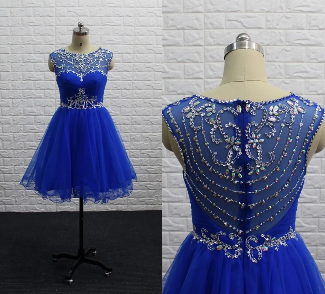 Robes de bal de remise des diplômes courtes bleu royal 2018 col bateau transparent avec manches cape tulle cristal froncé dos creux avec fermeture éclair pas cher