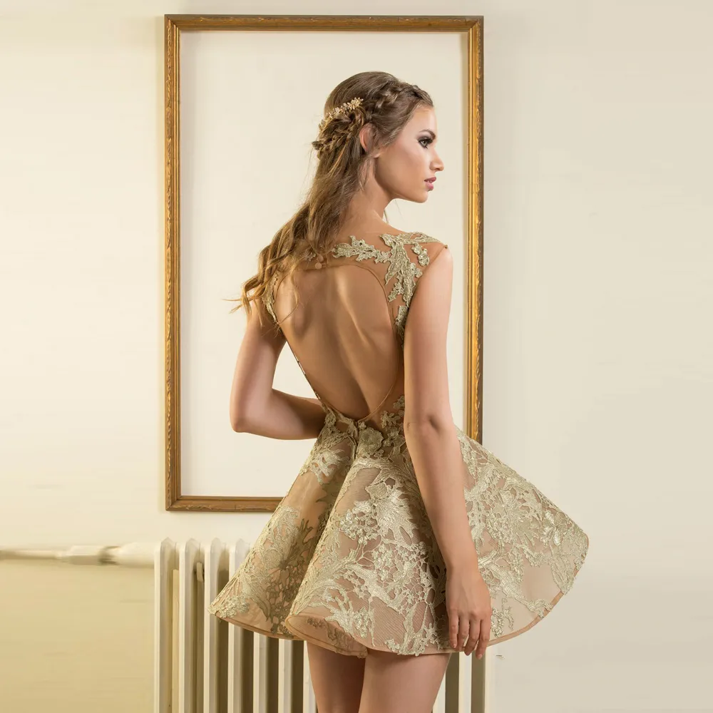 Fashion Gold Lace Mini Cocktail Klänningar Sexig Backless Kort Formell Party Klänning För Graduation Appliques Robe Cocktail Sheer Neck