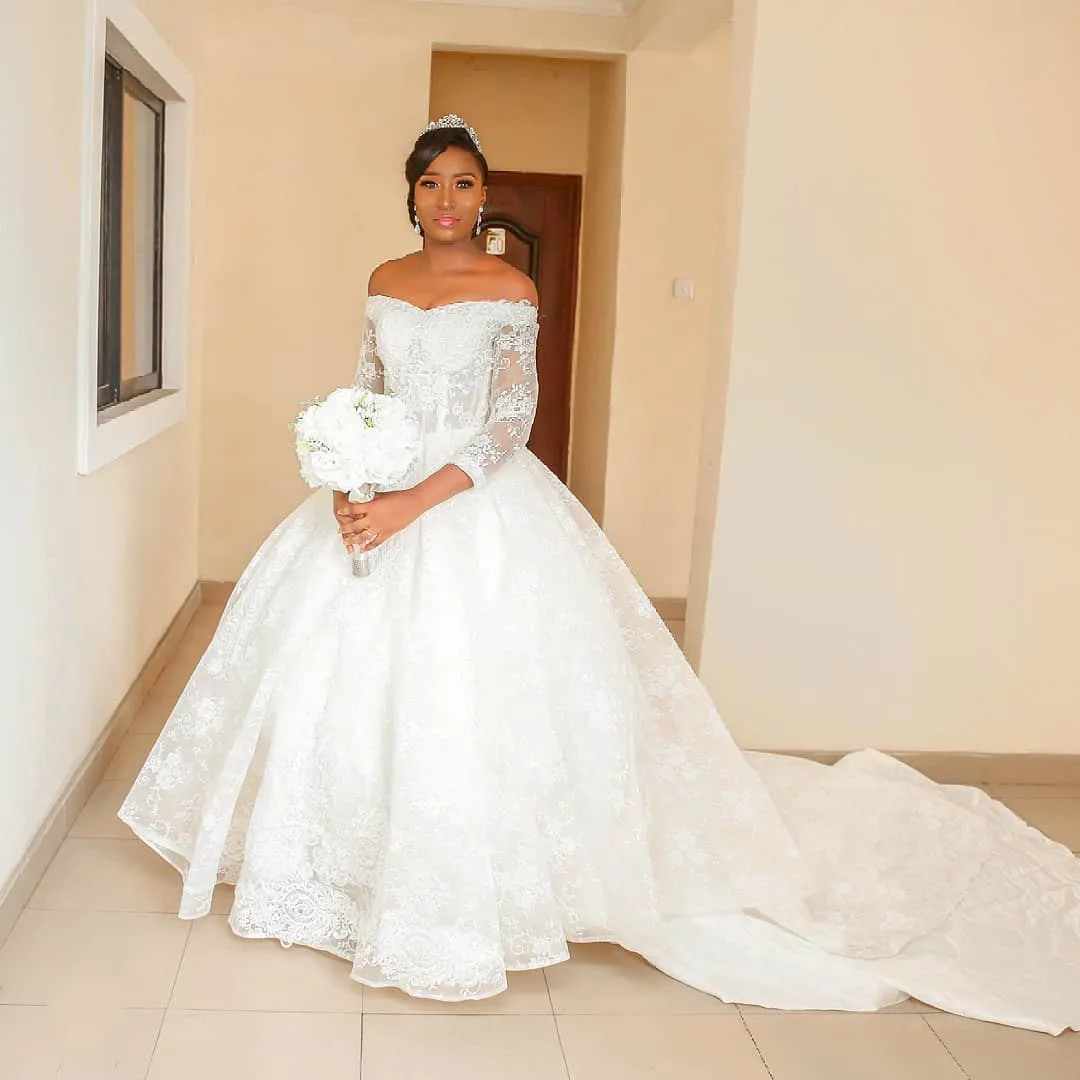 Afrikanska nigerianska svarta flickor spetsboll klänningar klänningar från axelärmarna domstol tåg bröllopsklänning brudklänningar vestido de novia