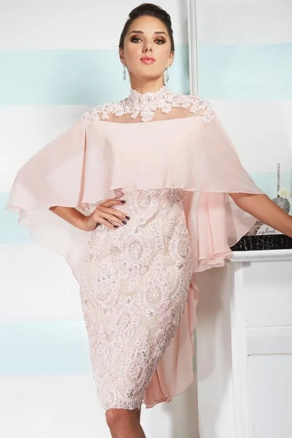 2019 Sexig Mother Off Bride Dresses High Neck Pink Chiffon Lace Applique Beaded With Cape Custom Sheer Back Bröllop Plus Storlek Mödrar Klänning