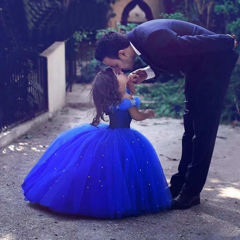 Abito da bambina con maniche ad aletta da spettacolo Abito da ragazza di fiori in tulle blu principessa per la lunghezza del pavimento della ragazza di nozze Vestito da compleanno per feste per bambini 17flgB308