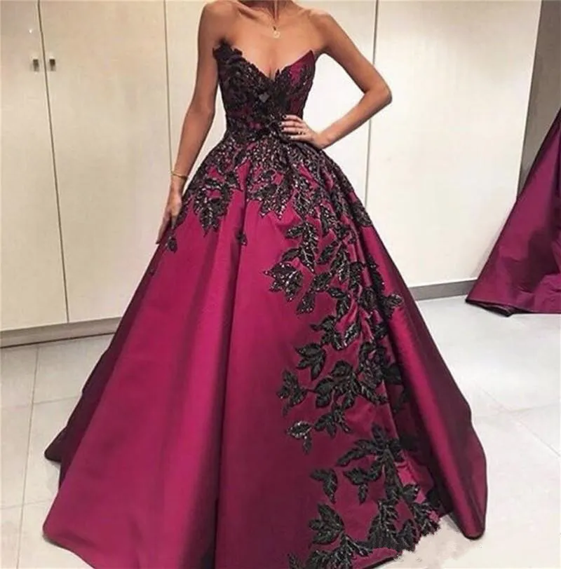 Fucsia Scollo a cuore 2018 Abito da ballo Sexy Backless Nero Appliques Abiti da sera Abiti da cerimonia con paillettes in raso