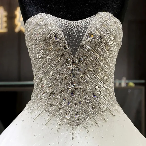 Luxury 2018 Bling Wedding Abito da sposa Minoro Shince Shiny Diamanti pesanti corpi in pizzo Big Cathedral Train Abito da sposa di alta qualità Dubai