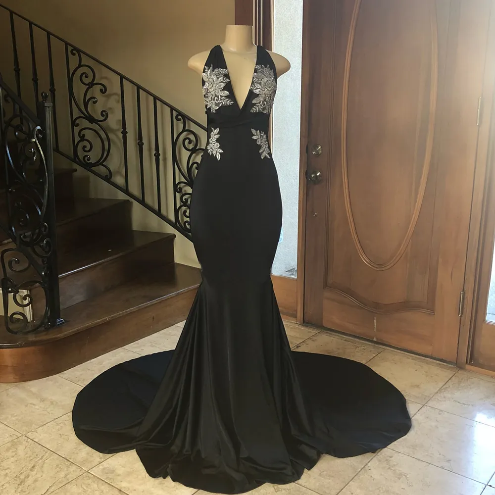 Elegantes schwarzes Meerjungfrau-Abschlussballkleid 2018 mit Neckholder, V-Ausschnitt, Leberapplikationen, Sweep-Zug, S, elastischem Satin, Partykleider nach Maß, Vestido De Fiesta