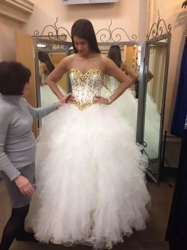 2018 Abito da ballo bianco oro Abiti Quinceanera Abito da cerimonia con scollo a barchetta in rilievo su misura Abiti da cerimonia lunghi Q26