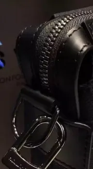 Hela detaljhandelsklassiska män Purse läderscortkyror Designer Handväska axelväska klassiska märkesväskor Explorer portfölj med L300m