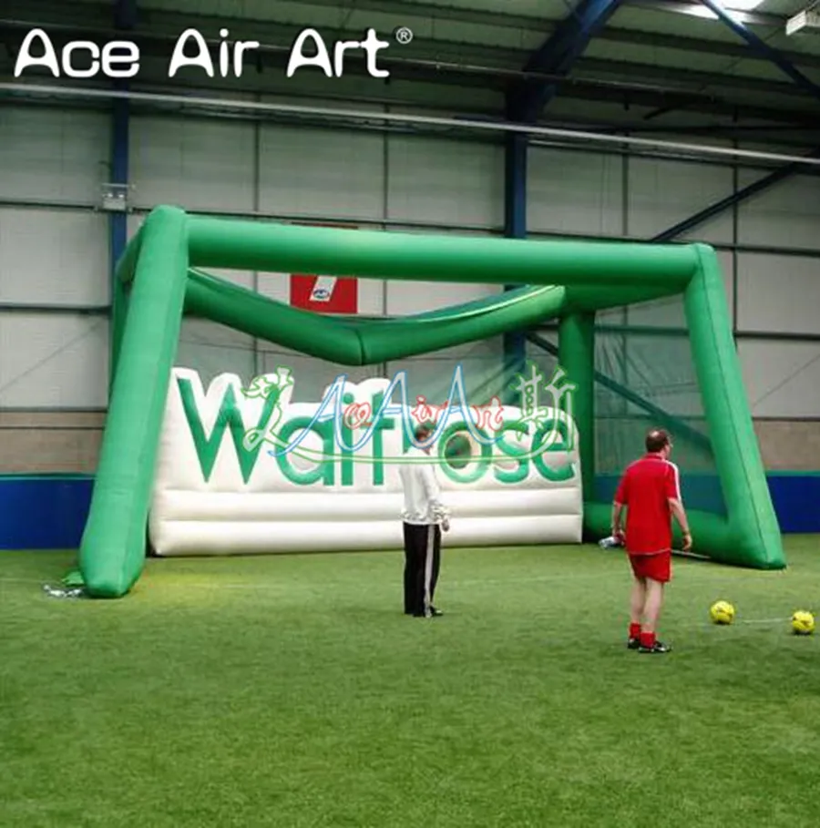 But de football gonflable en maille verte de 6 m x 3 m avec tissu de fond blanc et police anglaise pour un jeu de tir de football pop-up amusant en plein air en vente