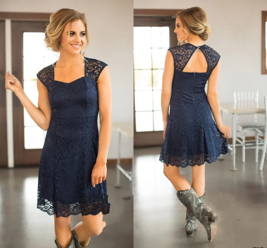 2024 Short Beach Navy Blue Bury Full Lace Bridesmaid Dresses Cap ärmar ihåliga tillbaka med blixtnedslagare för hovdjurklänningar bröllopsgästsklänning 403