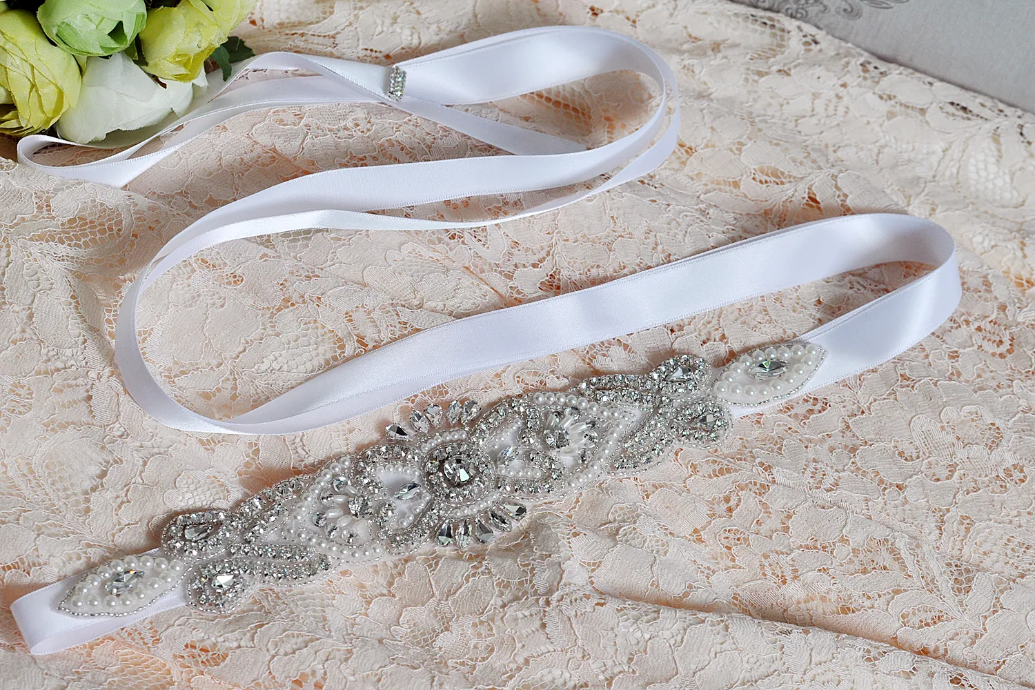 I lager Rhinestone Wedding Sash 55 cm x 28 cm längd kristallpärlor för bröllopsklänning brudtärna bälte brudskärm för kvällen prom5773980