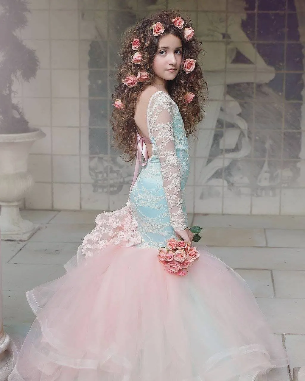 Modische Meerjungfrau-Festzug-Kleider für Mädchen, Juwel-Ausschnitt, Blumenapplikationen, lange Ärmel, Geburtstagskleider, flauschige Schleppe, rückenfreie Blumenmädchenkleider