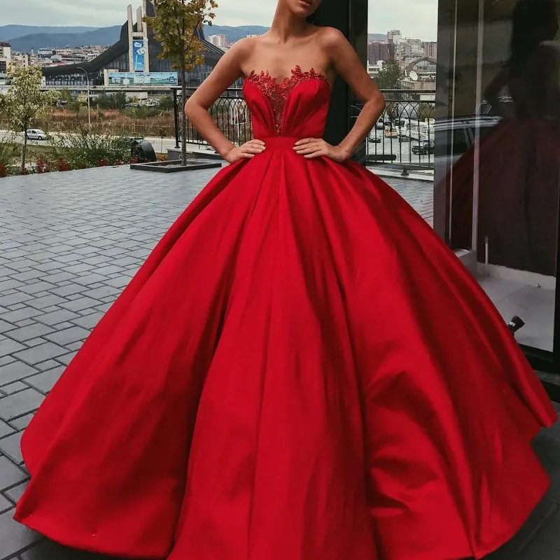 Abiti da ballo in raso soffice rosso Applique in pizzo Abito da ballo senza maniche con scollo a cuore Abito da festa Abiti da quinceanera lunghi sauditi economici