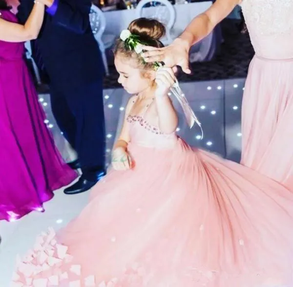 2018 Kwiat Girls Sukienki Cute Dusty Pink Petal Aplikacja Crystal Spaghetti Paski Księżniczka Długie Tulle Dzieci Urodziny Dziewczyny Koranki Suknie Nosić