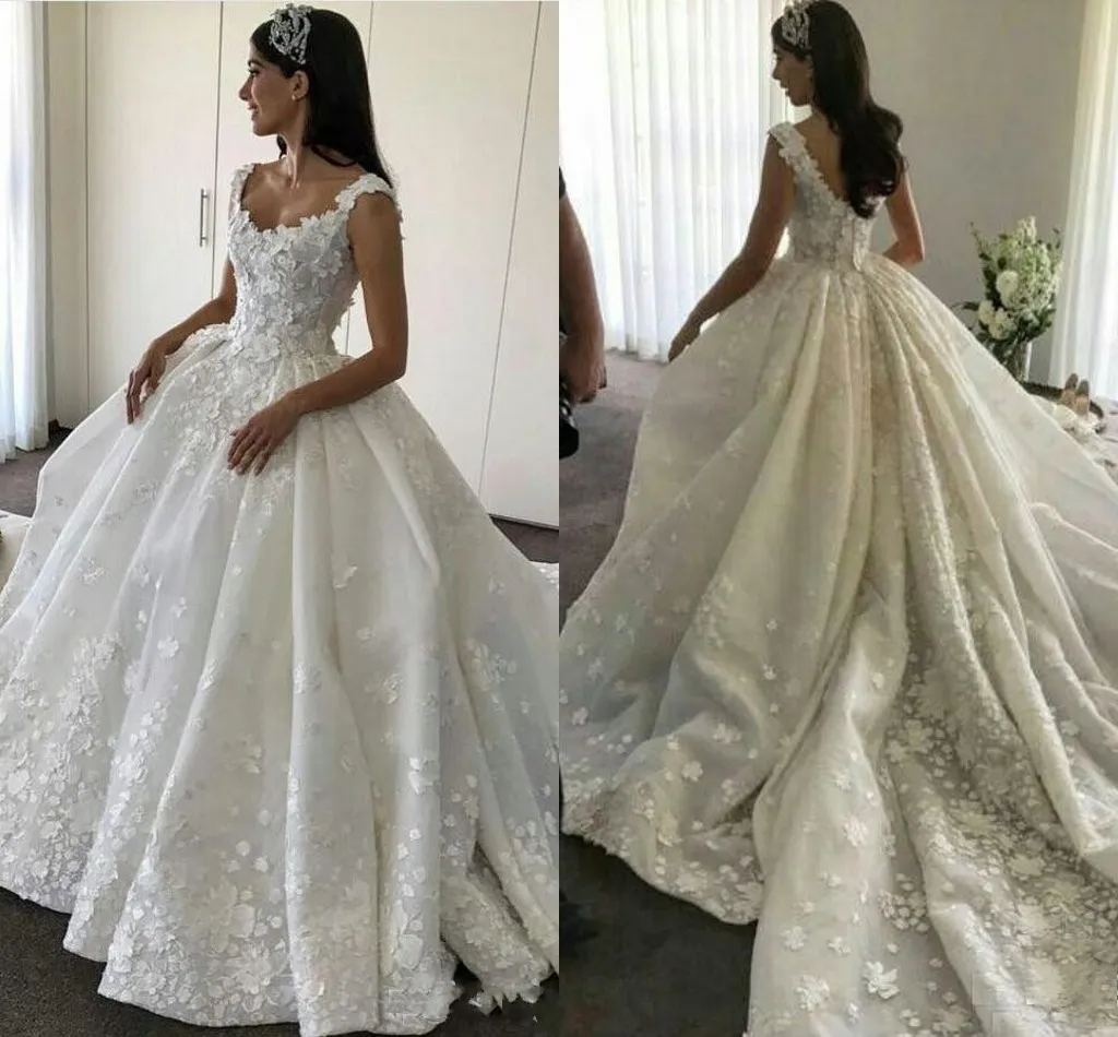 2018 Elegant Scoop Lace Appliques A-Line Bröllopsklänningar 3D-Floral Beads Ärmlös Tulle Hollow V-Back Chapel Train Plus Storlek Bröllopklänningar