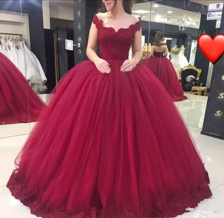 2018 Hot Vestido de 15 Anos 2018 Burgundy Sweet 16ドレスVネックレースアップリケチュールボールガウンQuinceanera Dress Prom夕方ページェントQ29