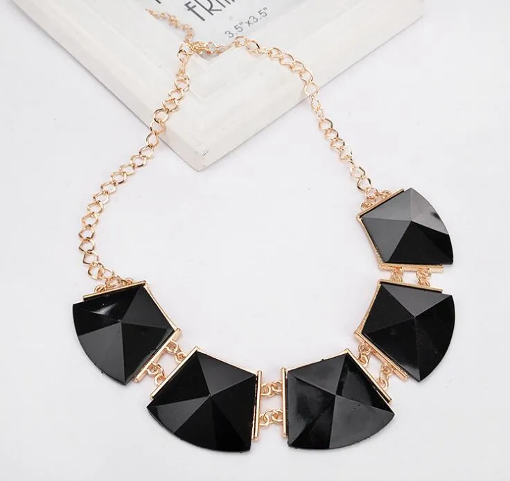 Short style necklace female collarbone exaggerated black and white big square short necklace vintage clothing accessories pendant WQ28