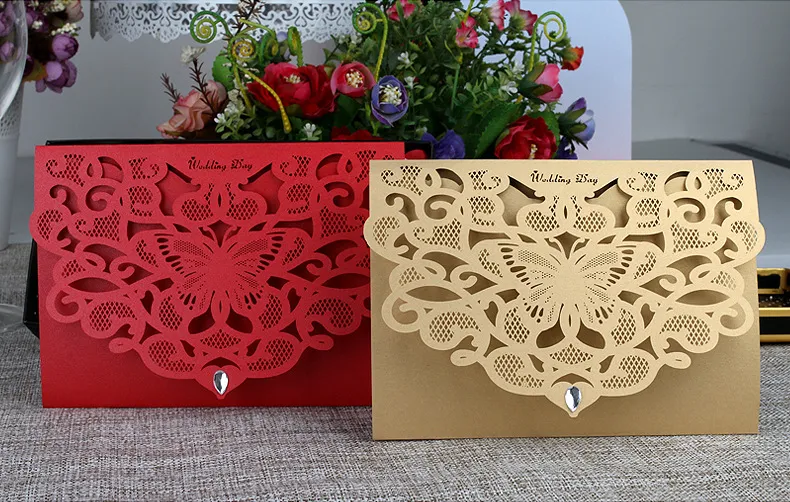 Cartões do convite do casamento da flor do corte do laser Cartões de cristal personalizado da festa de casamento da borboleta oca do oco com envelope