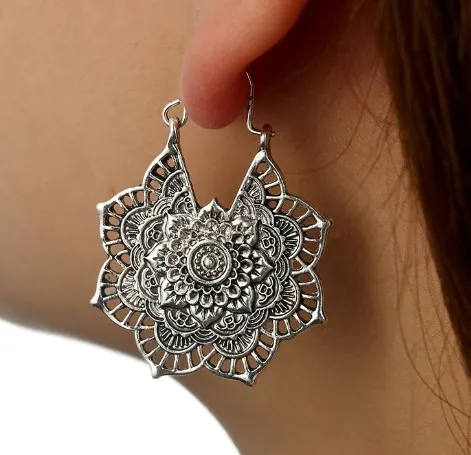 Pendientes bohemios con forma de media luna para mujer, aretes florales tallados con patrón de flores, chapados en oro antiguo/plata