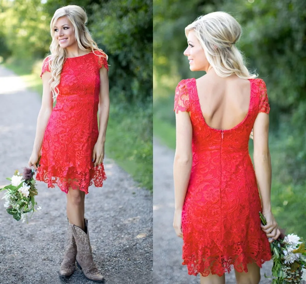 2018 Billiga brudtärna klänningar Country Jewel Neck Red Knee Längd Kortärmad Full Lace En Linje Plus Storlek Baklösa Formell Maid of Honor Gowns