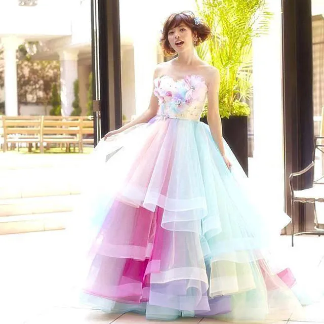 Красочные радуги OMBRE Junior Quinceanera Drsses многоуровневый тюль мяч Формальная партия платья выпускного вечера сладкие шестнадцать вечерних платьев