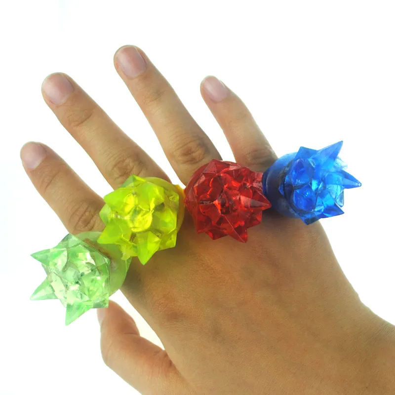 Vente en gros - 20pcs / lot bague scintillante colorée pas cher éclairer la mode jouet anneaux LED pour les enfants fournitures de fête d'anniversaire anneau lumineux