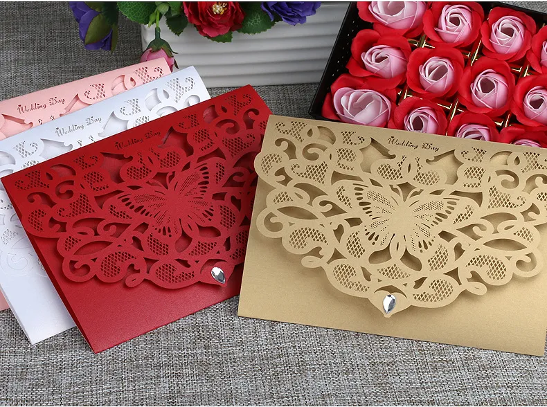Cartões do convite do casamento da flor do corte do laser Cartões de cristal personalizado da festa de casamento da borboleta oca do oco com envelope