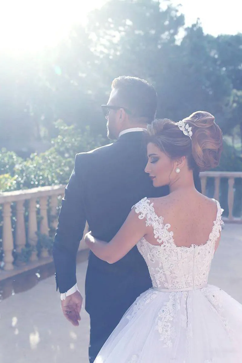 2018 New Vintage Arabic Dubai Wedding Dresses With Cap Sleeves
