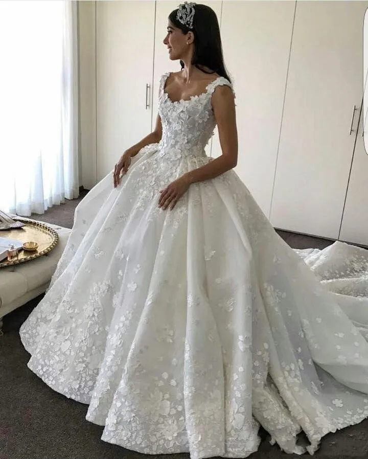 2018 Elegant Scoop Lace Appliques A-Line Bröllopsklänningar 3D-Floral Beads Ärmlös Tulle Hollow V-Back Chapel Train Plus Storlek Bröllopklänningar