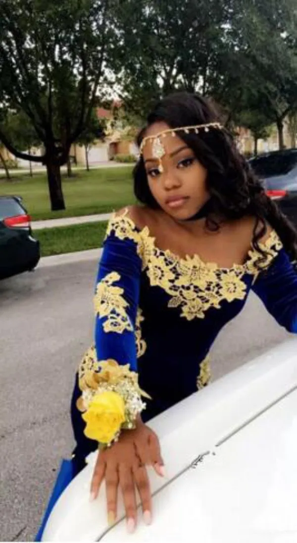 Gorgeous African Prom Dresses Off the Shoulder Blue Velvet Gold Lace Appliques Black Girl Mermaid Evening Party Gowns Sweep Train