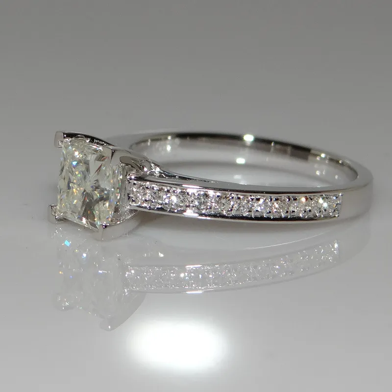 Anello con diamante quadrato in oro bianco 18 carati modello femminile con anello di diamanti quadrato a quattro griffe, anello semplice da sposa al dettaglio all'ingrosso