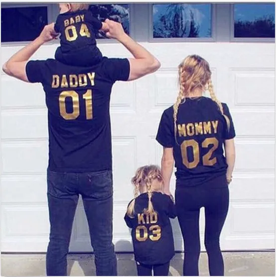 Grappige familie matching outfits zwart gouden vader moeder kind baby sorteren aantal katoen korte mouwen T-shirt interessante warme familiekleding