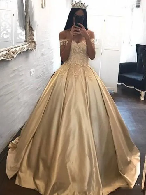 2018 Ouro Princesa Vestidos de Noite Apliques Fora Do Ombro Bola Prom Vestidos de Cetim Quinceanera Vestido Sweep Train Custom Made