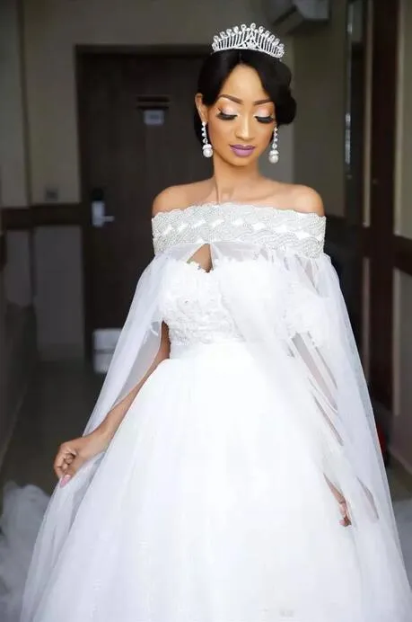 Gorgeous 2018 African Off Shoulder Lace Bröllopsklänningar med Tulle Avtagbar Kjol Beaded Wraps Brudklänningar Skräddarsydda Kina EN1032