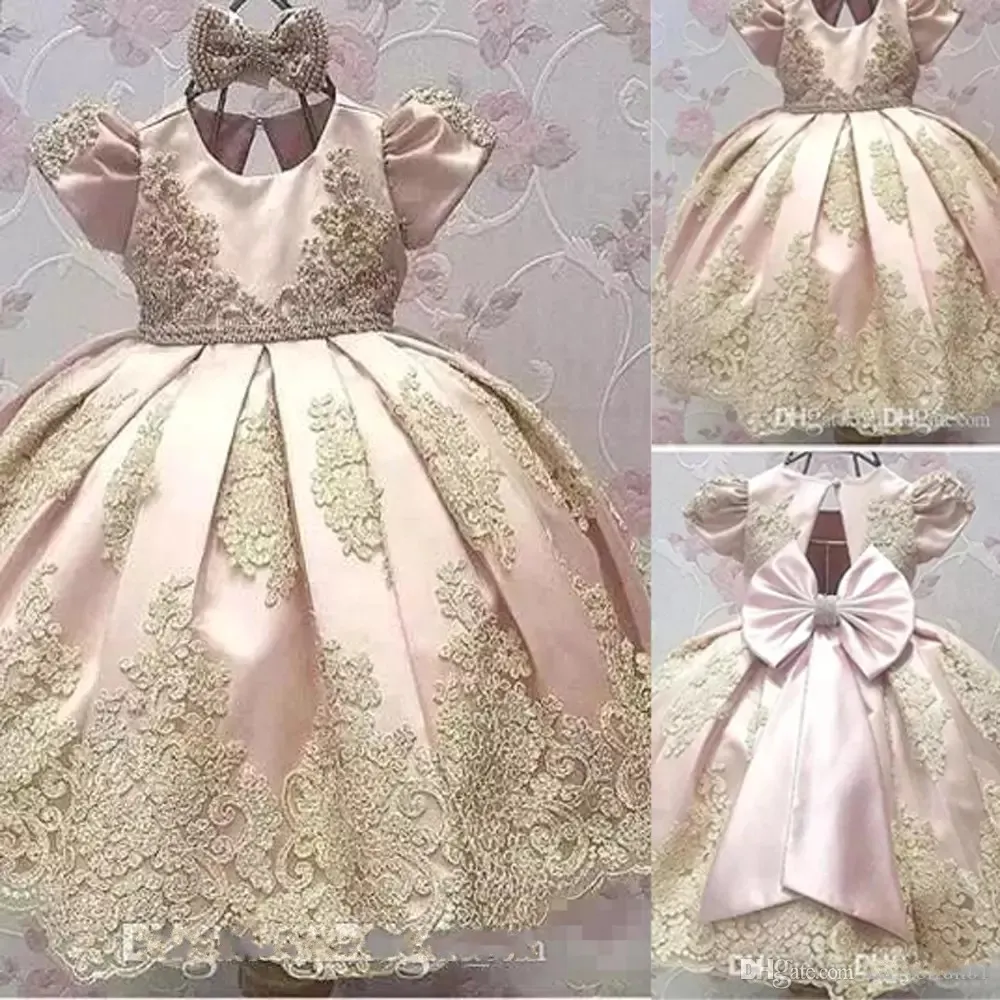 2018 neueste kurzen Ärmeln Blumenmädchenkleider großen Bogen Kleinkind Juwel Gold Applique Kinder Kommunion Kleid Geburtstag Party Pageant Kleid BA9989