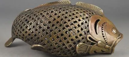 Statua vintage di grande ottone lavorato a mano, vecchio pesce cinese scavato per diventare ricco