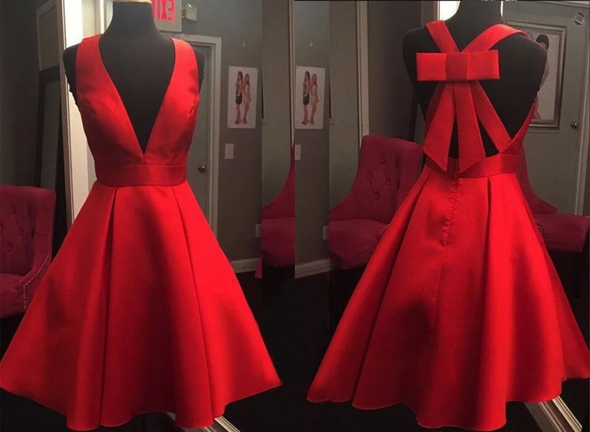 2018 Unique Retour Conception Rouge Robes De Cocktail Une ligne Satin Col En V Arcs Court Club De Bal Robe De Retour Pas Cher Parti Robes De Soirée