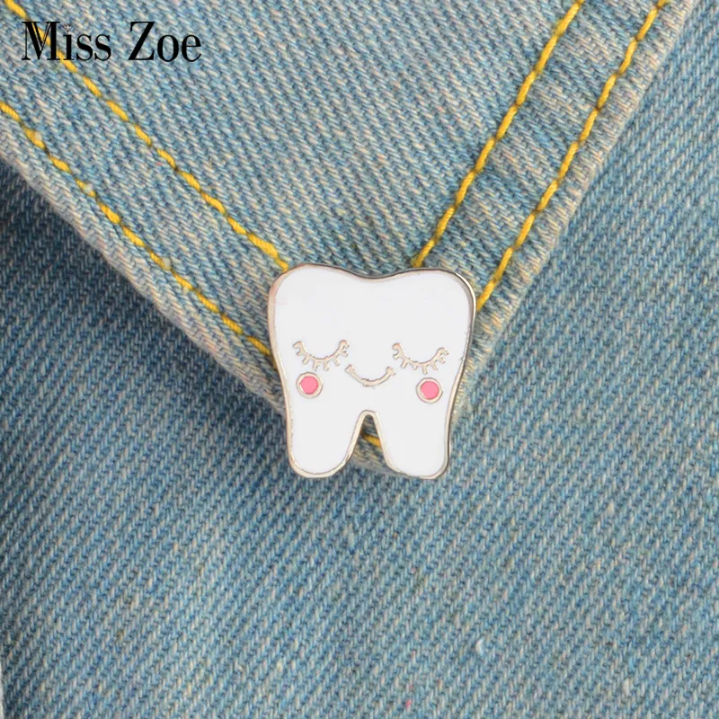 Miss Zoe Cartoon zoete tand emaille pin leuke tands broches Gift voor kids tandarts vriend Badge Button Revers sieraden Kleding Jeans cap tas