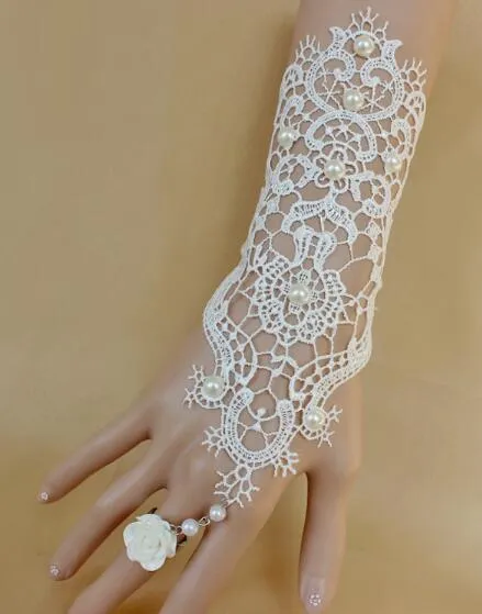 La nouvelle robe de mariée gratuite est accessoirisée avec un bracelet en dentelle blanche et une chaîne en anneau, à la mode et élégante
