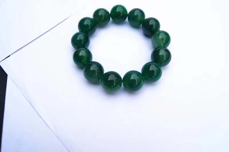 Contas de ágata verde natural artesanal 16 mm 13 esferas. O elástico forma uma pulseira encantadora.