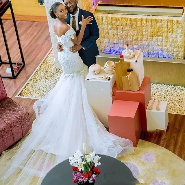 2018 Nuevos vestidos de novia románticos de sirena con hombros descubiertos Apliques de encaje sexy Flores con cuentas Vestidos de novia Tren de corte de tul Vestidos africanos